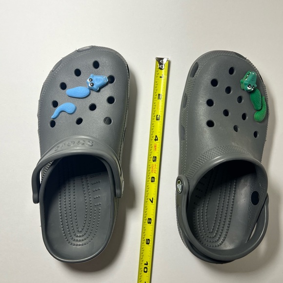 CROCS Classic Grey Sandals With Alligator Charms Mens Sz 5 Women Sz 7 - Picture 11 of 11